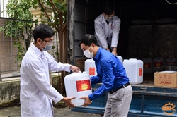ĐH Bách khoa Hà Nội tặng 500 lít dung dịch sát khuẩn cho người dân vùng dịch xã Sơn Lôi (Vĩnh Phúc)